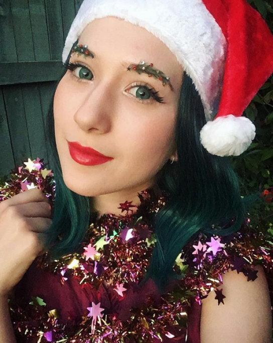Una cosa molto simile ha fatto anche questa ragazza, inserendo tra le sopracciglia anche delle stelline insieme agli strass.