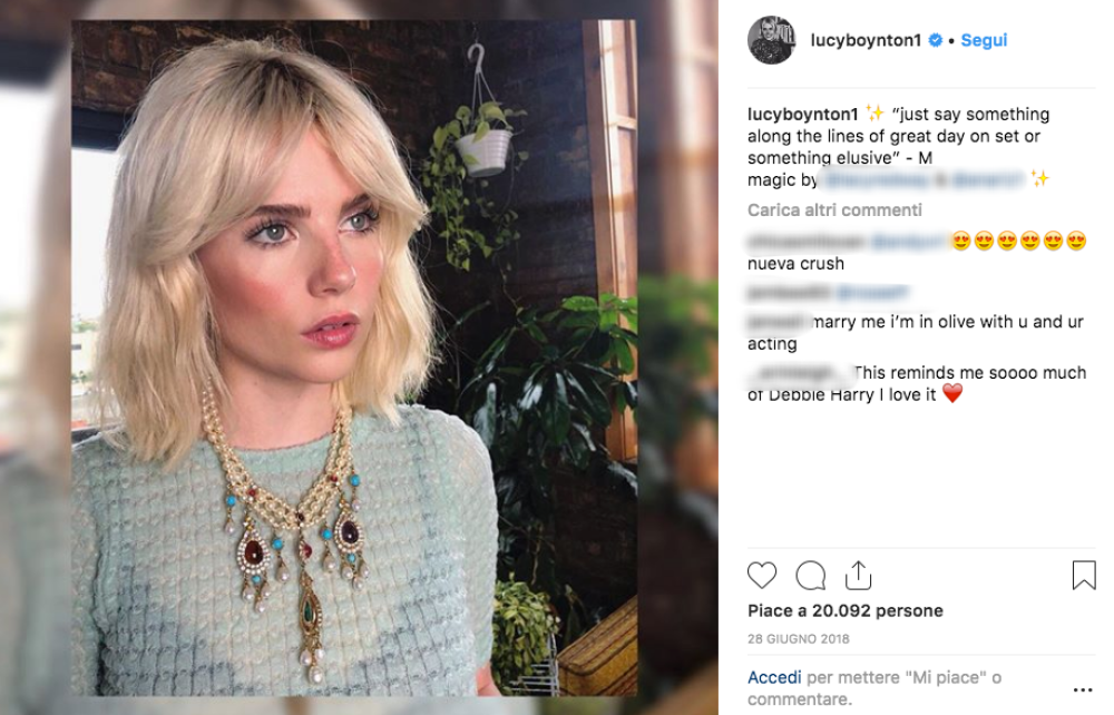 Lucy Boynton, invece, è nata a New York ma vive da sempre a Londra, ha 24 anni e si può dire che per lei il grande successo sia arrivato proprio 