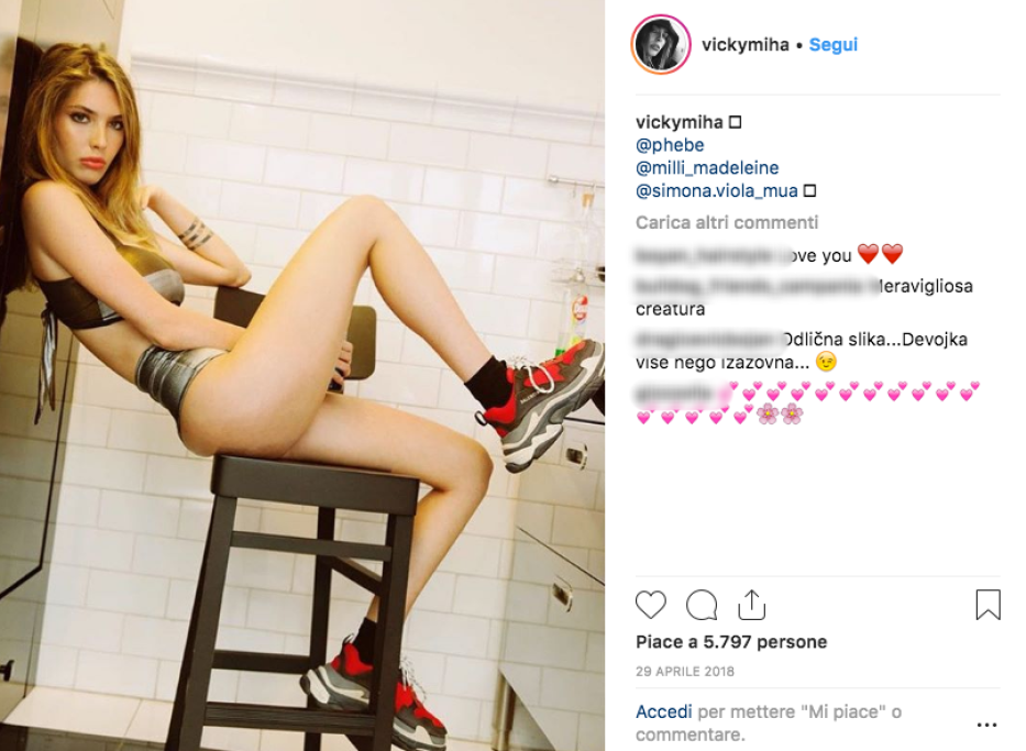 Viktorija ha 21 anni, un fisico mozzafiato, capelli biondi e occhi verdi che ricordano tanto il papà. Studia psicologia a Roma dove vive con la 