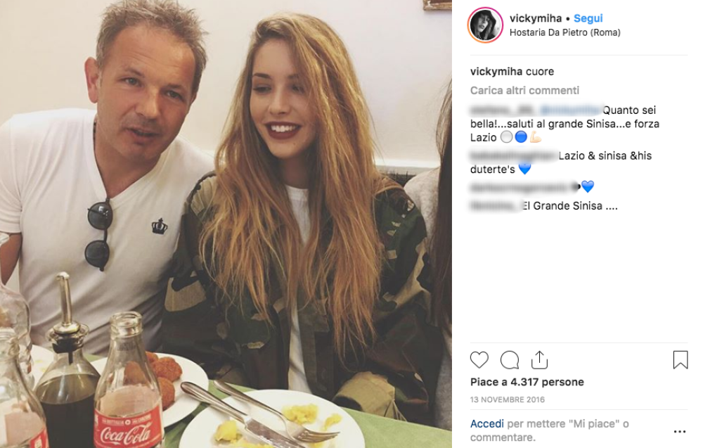 Serio e schivo sul lavoro, nel privato Sinisa Mihajlovic è un tenero papà che adora la sua famiglia: eccolo in questa foto scattata durante una cena 