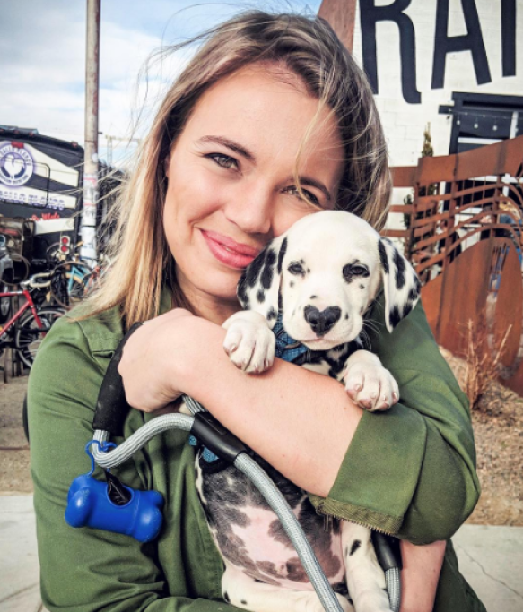 In questa foto possiamo vedere Lexi insieme al suo adorato cucciolo. La giovane di Denver ha raccontato che la gente la ferma sempre per strada non