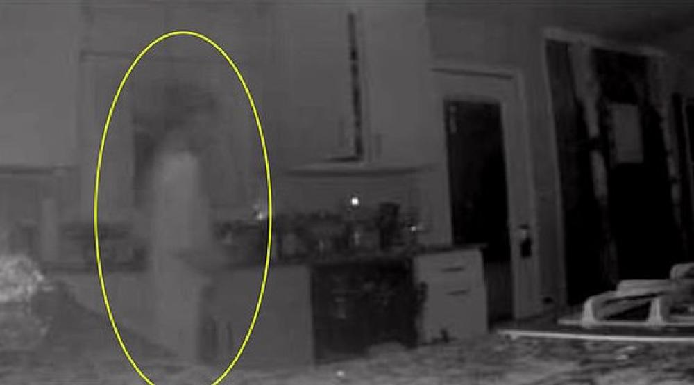 Ecco la foto che mostra la figura trasparente ripresa dalla telecamera di sicurezza