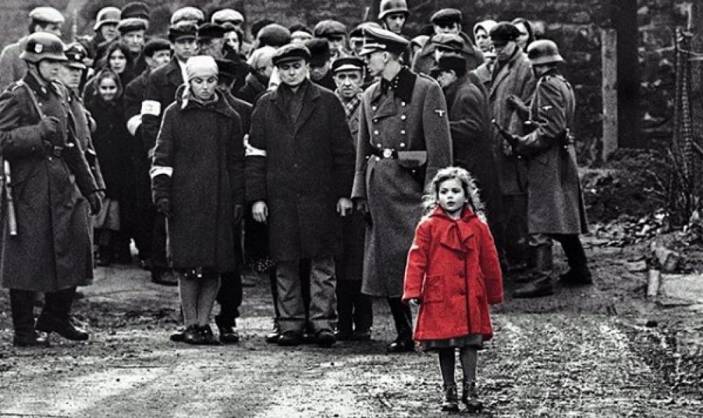 Ecco l'immagine della bambina dal cappottino rosso che non si leverà mai dalla nostra testa