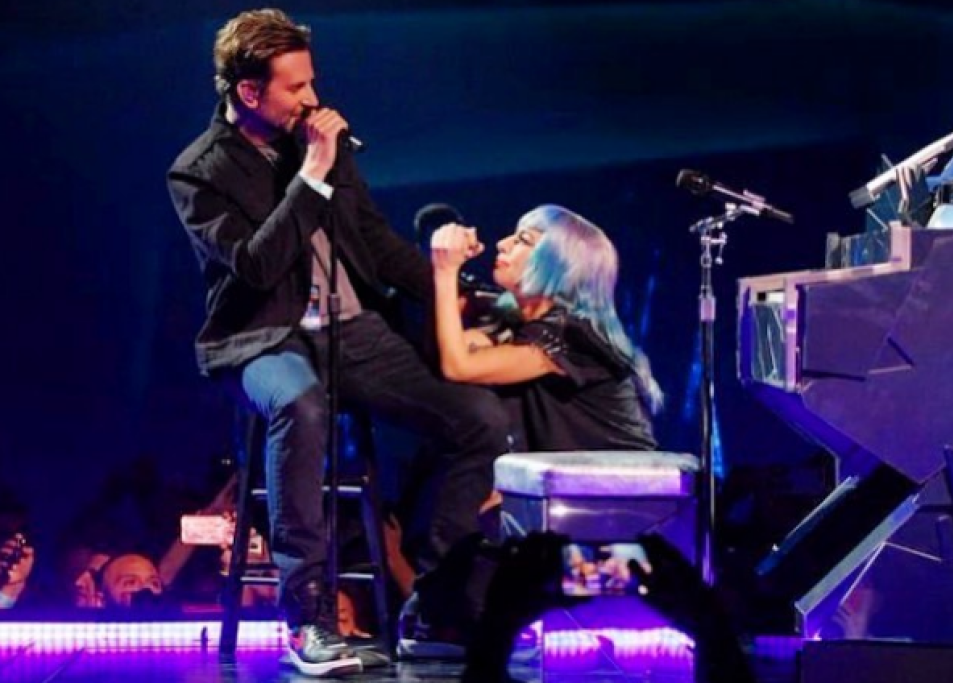 Bradley Cooper ha raggiunto a sorpresa Lady Gaga durante uno dei concerti di Las Vegas. In questa città la popstar è impegnata dal 28 dicembre scorso 