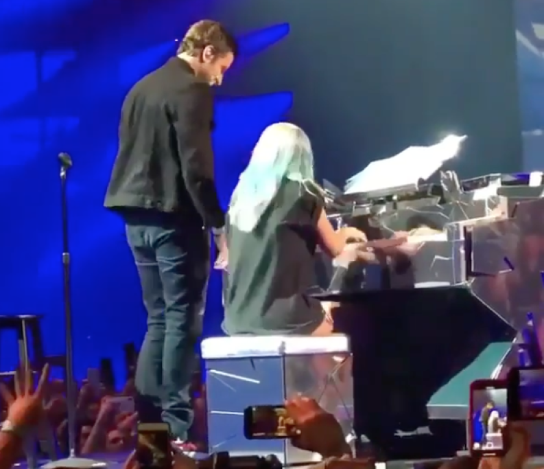 Durante l’esibizione, la popstar ha suonato il piano e cantato “Shallow”, il celebre brano colonna sonora del film “A Star Is Born” che li vede 