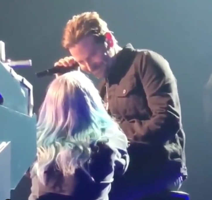 Lady Gaga e Bradley Cooper sono molto legati, come dimostra l’intesa emersa durante questa esibizione. L’attore si è esibito prima seduto accanto a