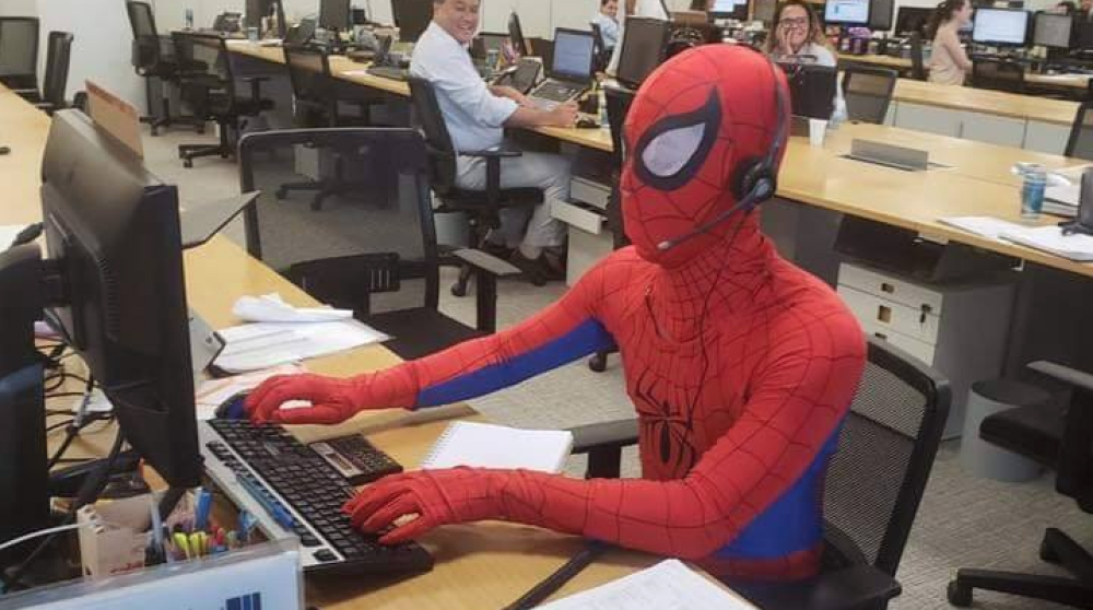 Ecco Spider-Man al lavoro, seduto sulla sua scrivania per l'ultima volta