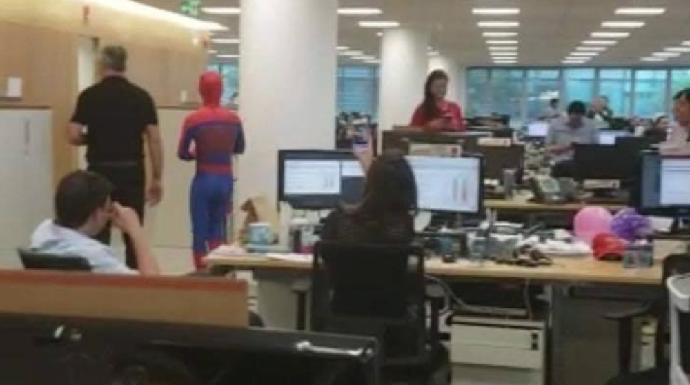 Eccolo mentre gira in ufficio con il suo vestito da Uomo Ragno