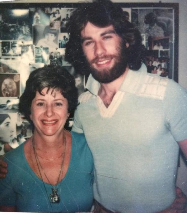 “Mia madre era un’amica d’infanzia di John Travolta. Eccoli in una foto dell’epoca, al termine di un suo spettacolo teatrale. Da notare la tipica 