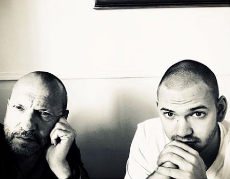 Eccolo in questa foto con il padre, il cantante Biagio Antonacci: la somiglianza tra i due è impressionante.
