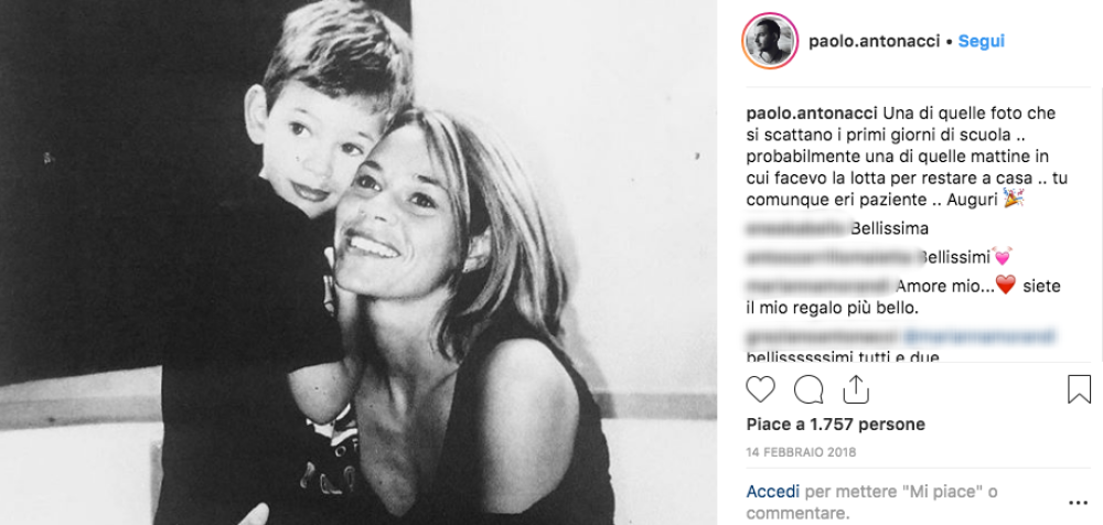 Paolo, però, assomiglia molto anche alla mamma, Marianna Morandi, figlia di Gianni ed ex di Biagio: eccolo da piccolo insieme a lei.