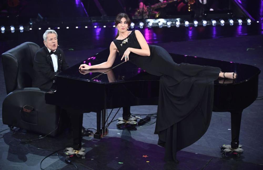 Claudio Baglioni canta con Virginia Raffaele.