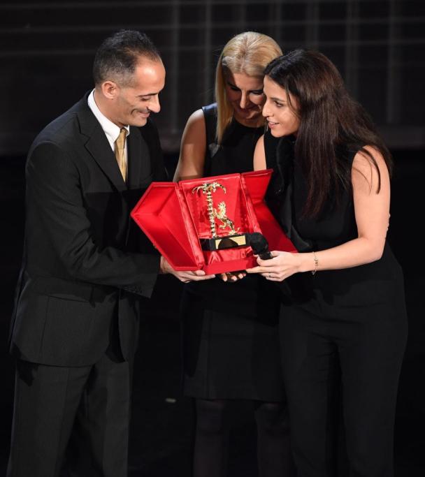 Cristina e Sara Daniele ricevono il Premio alla carriera città di Sanremo alla memoria del padre, Pino Daniele.