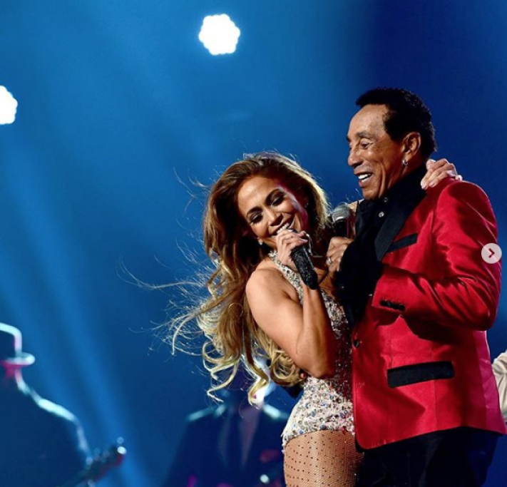 Questa foto mostra il momento in cui il fondatore della Motown Records, Smokey Robinson, ha raggiunto J Lo sul palco: il produttore l’ha difesa da chi
