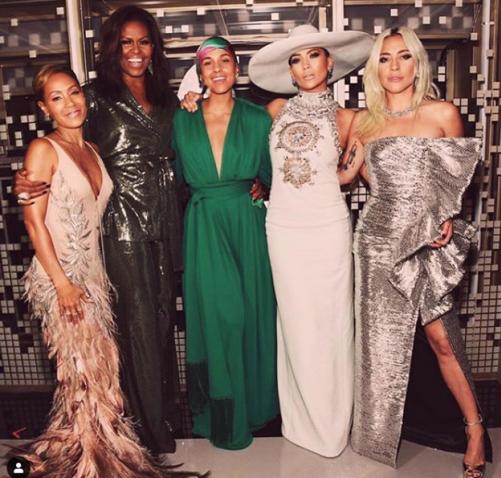 Ecco J Lo sul red carpet dei Grammy Awards insieme a Michelle Obama, Alicia Keys, Lady Gaga e Jada Pinkett Smith.