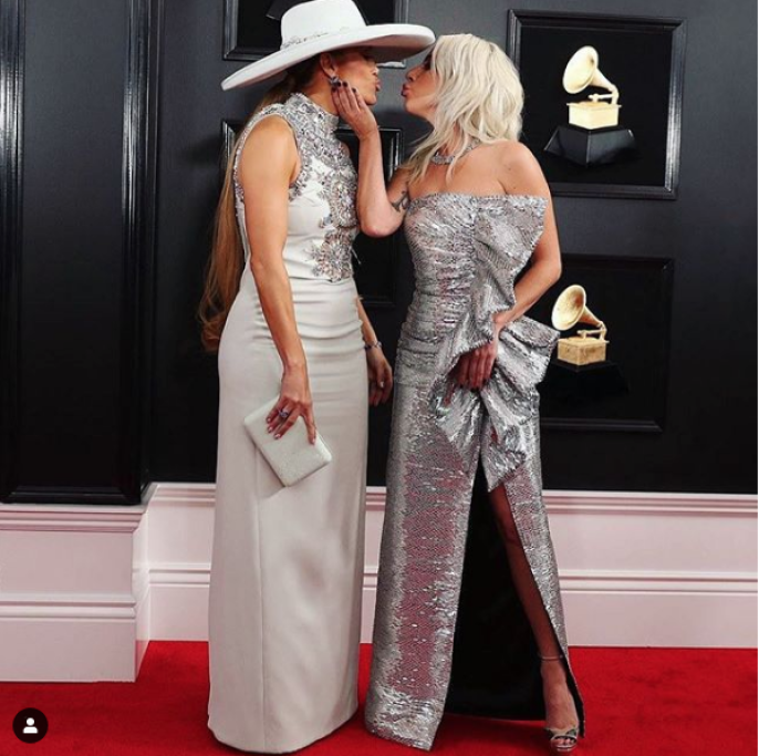 Sul red carpet J Lo ha scherzato e ha dato spettacolo con la collega Lady Gaga.