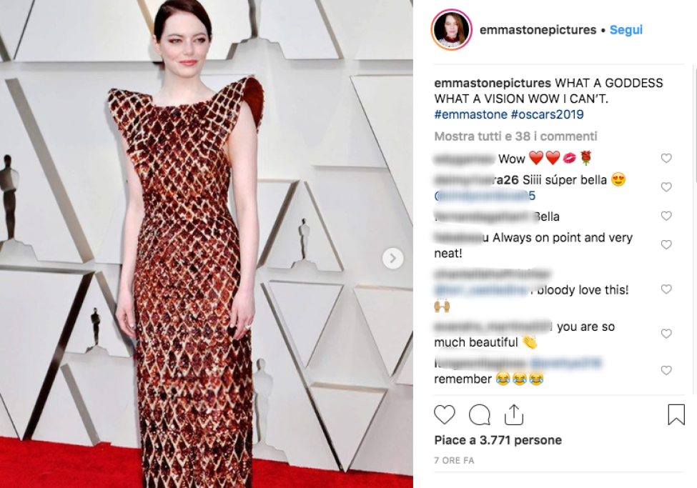 Emma Stone sfila sul red carpet degli Oscar