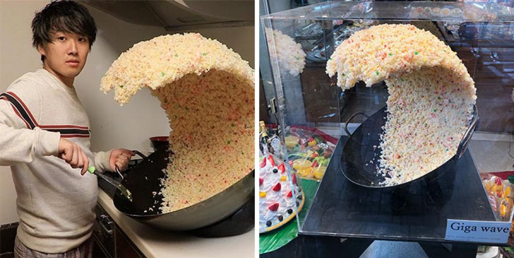 Questa immagine in poco tempo ha fatto il giro del mondo: un cuoco che riesce a saltare un'onda di riso altissima