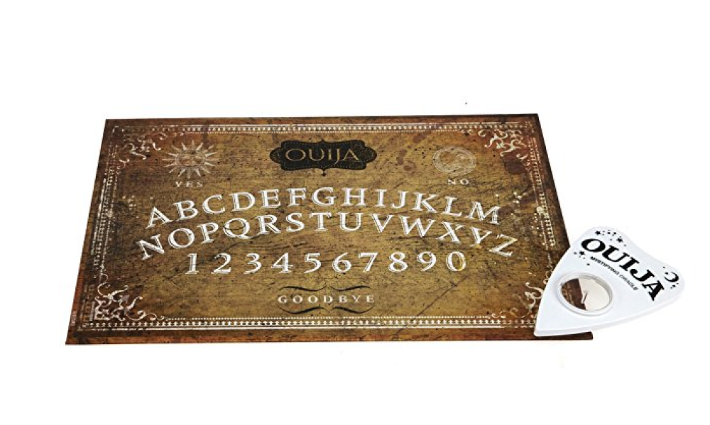 La Tavola Ouija è composta da una specie di tabellone di legno o di plastica sulla quale sono disegnate le lettere dell’alfabeto, i numeri e poi un 