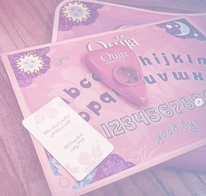 Chi ha criticato l’azienda, invece, sostiene che la Tavola Ouija sia molto pericolosa per i bambini: sono noti moltissimi casi di persone che, dopo 