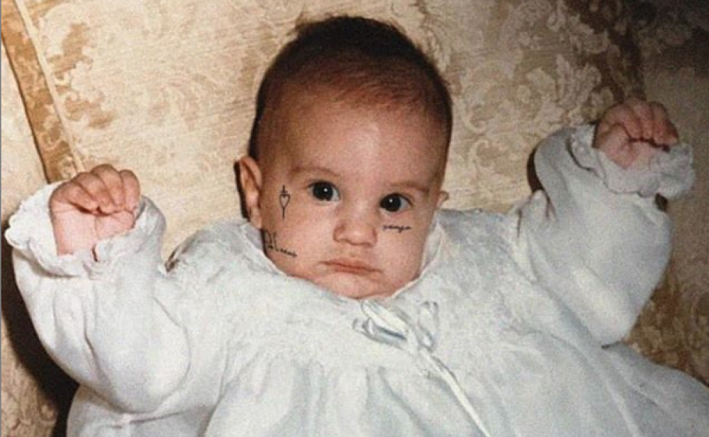 Al loro posto sono spuntate una serie di stories con foto di quando era bambino