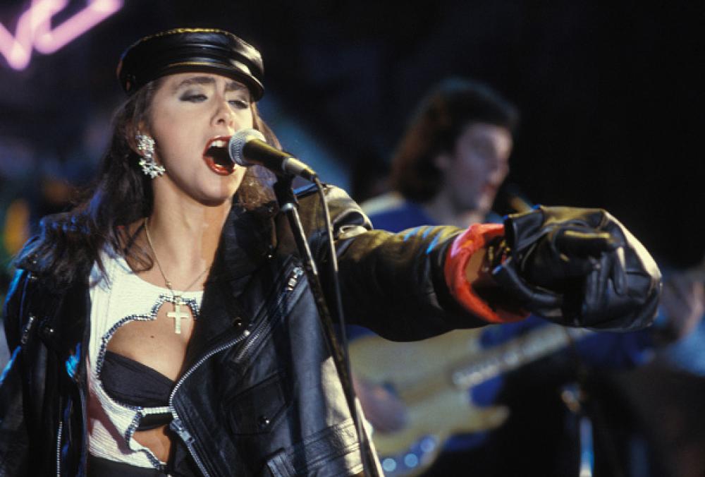 Del 1990 sono invece “Super Sabrina” e “Siamo donne”, quest’ultima cantata con Jo Squillo, due enormi successi seguiti da tanti altri dischi e hit.