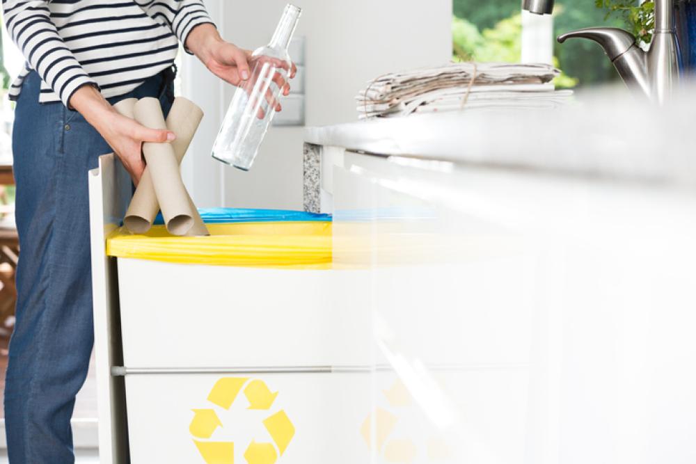 Fare la raccolta differenziata: differenziare i rifiuti significa poter riciclare plastica e carta, così da ridurre le emissioni e proteggere 