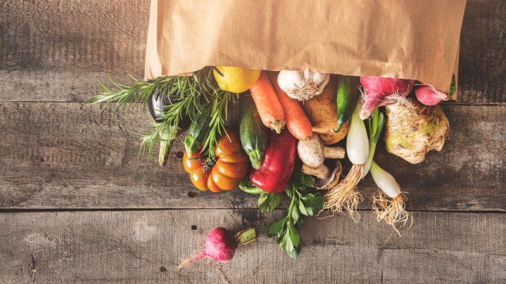 Dieta sana e a km 0: seguire una dieta composta da cereali, frutta e verdura con un consumo limitato di carne e pesce, cercando di acquistare prodotti