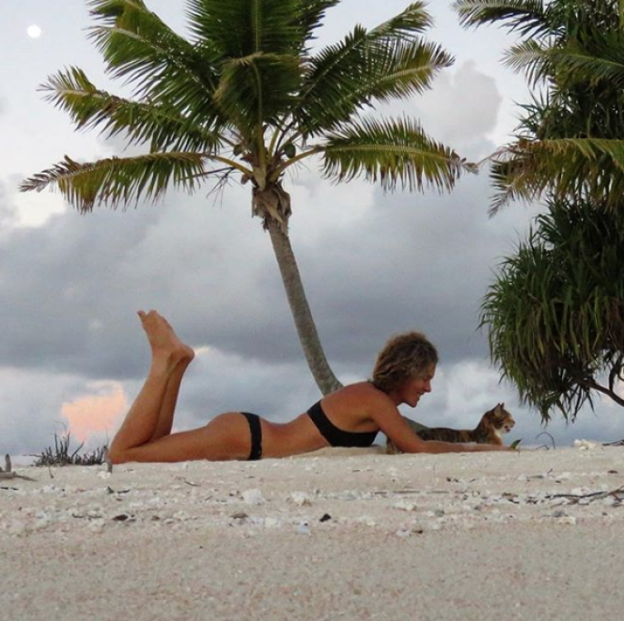 La gattina, soprannominata Tropicat, è venuta a mancare poco tempo fa, come ha raccontato Liz su Instagram. In questi anni l’ha accompagnata in tante 
