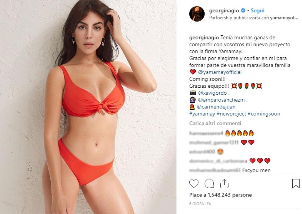 Georgina posa in bikini