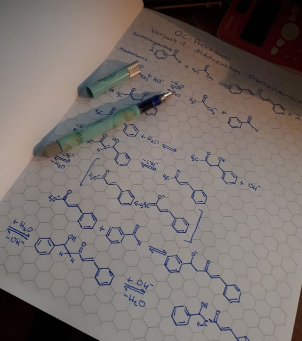 Studiate chimica e annotare le formule su un quaderno a quadretti o a righe vi rende la vita impossibile? Questo quaderno a quadri esagonali potrebbe 