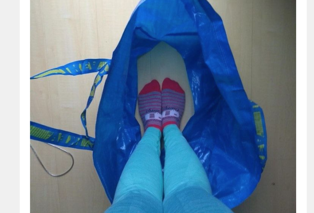 Per prima cosa devi tagliare il fondo della borsa Ikea