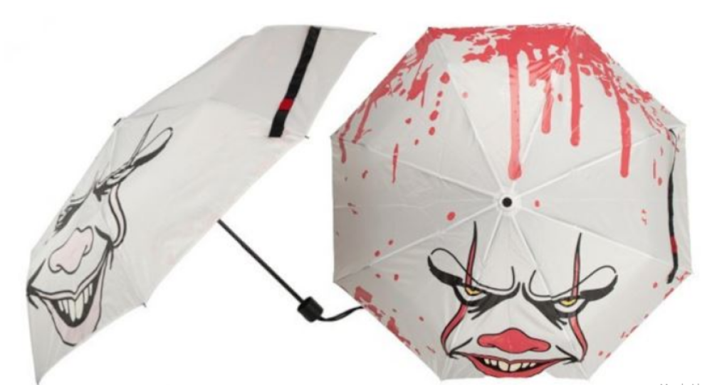 L’ombrello, sul quale è raffigurato il ghigno dell’inquietante pagliaccio Pennywise, è realizzato con materiali che reagiscono all’acqua, colorandolo 
