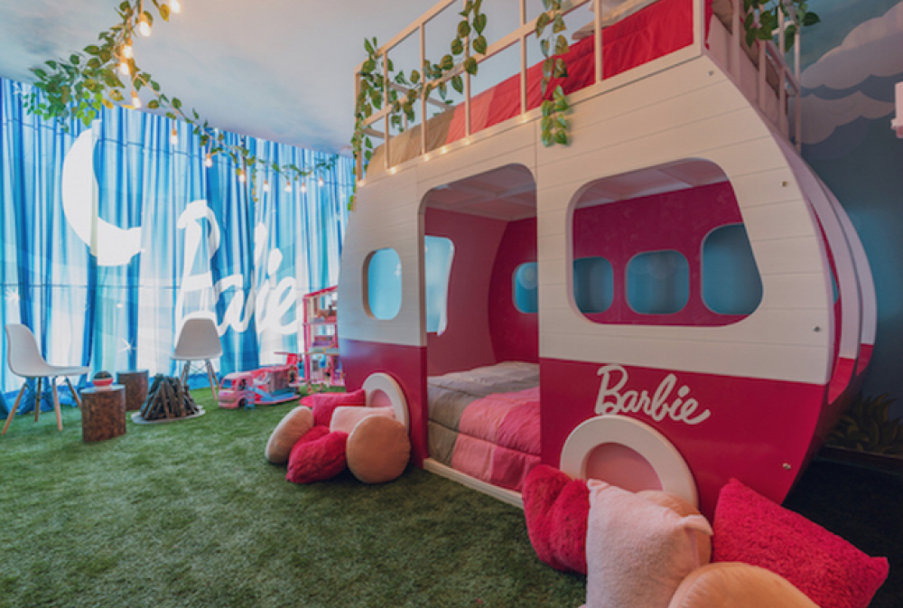 È proprio in questo spazio che i più piccoli potranno dormire nel meraviglioso Dream Camper rosa di Barbie.