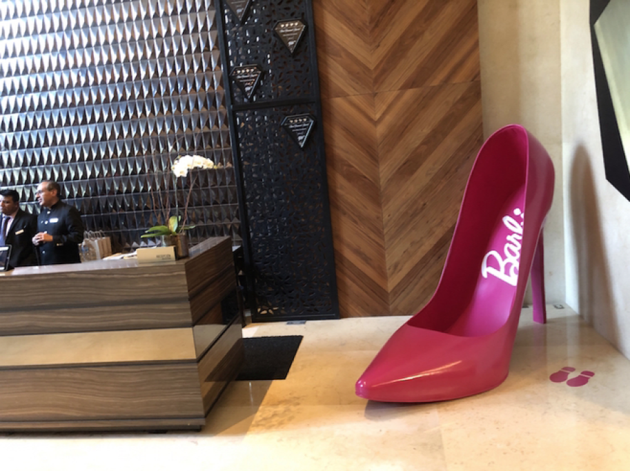 Barbie accompagnerà gli ospiti sin dalla reception: nell’hotel, infatti, sono stati esposti diversi cimeli legali alla bambola.