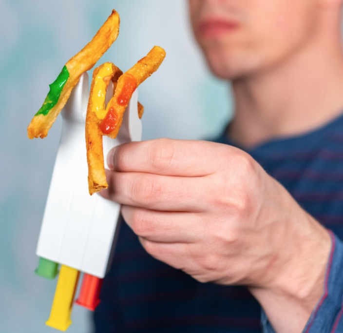 La forchetta per i condimenti: in questa speciale forchetta è possibile inserire tre salse, da “spruzzare” sul cibo a proprio piacimento, evitando 