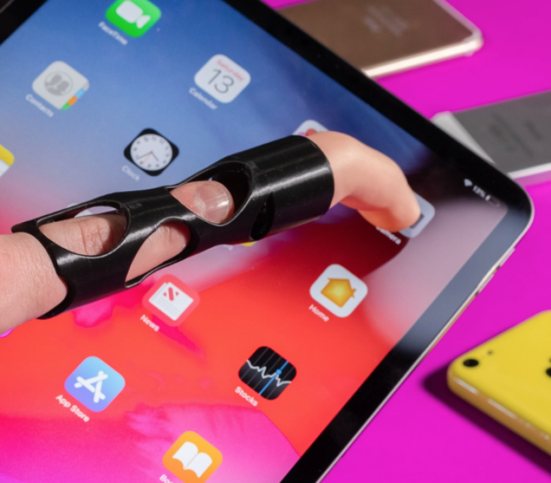 La prolunga per il dito: con questo oggetto potrete avere un dito più lungo e usare, ad esempio, più facilmente il tablet, senza sforzarvi troppo.