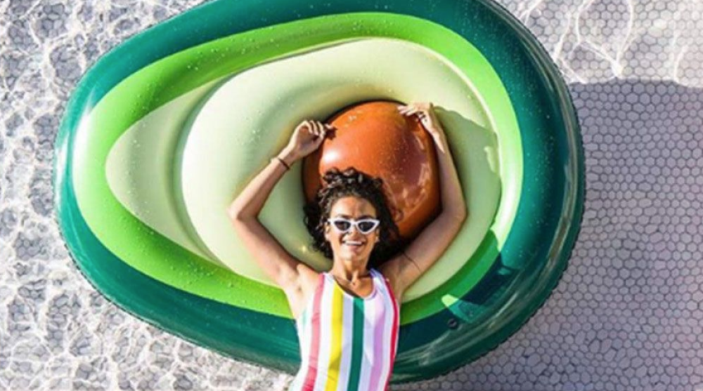 Sarà forse per questo nuovo trend che l’azienda LetsFunny ha pensato di creare un materassino con questa originale forma, l’ideale per il relax al 