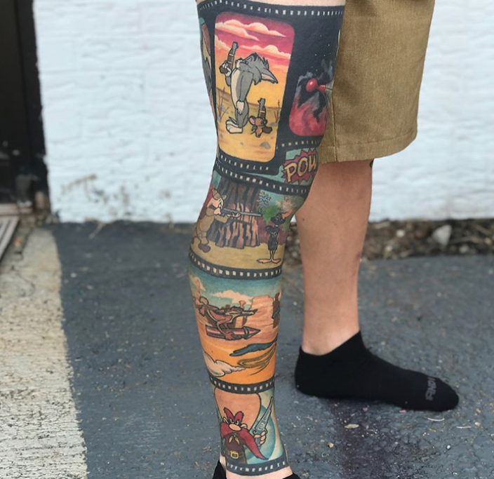 Ecco, invece, il tattoo ideale per chi ama i cartoni della Warner Bros: in questo modo potrete portare sempre con voi gli eroi della vostra infanzia. 
