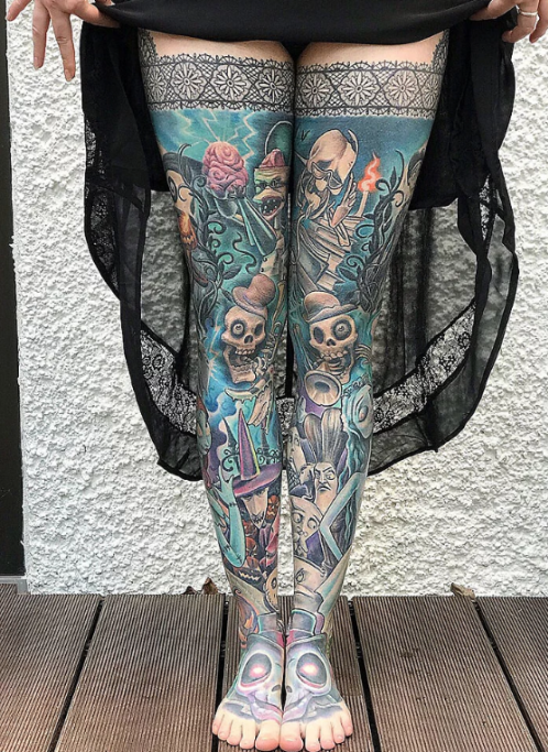 Questa ragazza probabilmente è una fan del regista Tim Burton: su entrambe le gambe si è fatta tatuare i personaggi di due dei suoi più famosi film, 