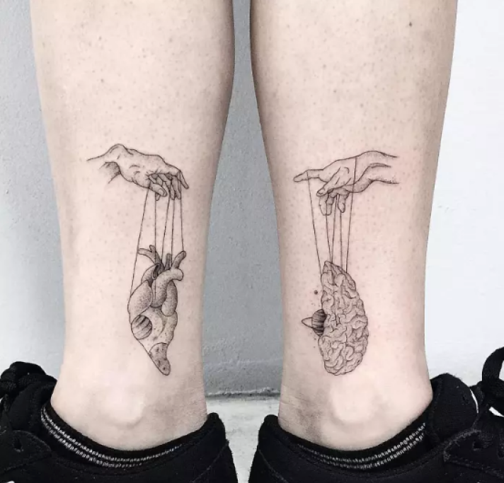 Cuore e cervello: a volte è davvero difficile metterli d’accordo. In alternativa, è possibile tatuarseli! Credits: theblacksheeptattoostudio