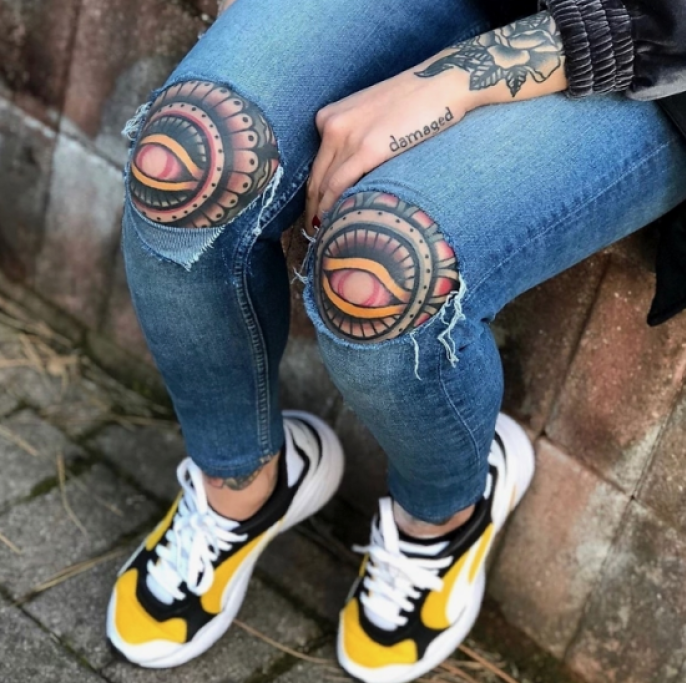 Per chi desidera personalizzare il proprio look, ecco come stupire anche con i pantaloni strappati: con dei tatuaggi sulle gambe, 