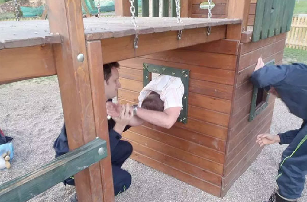 Quest’uomo non ha resistito alla tentazione di giocare nella casetta per bambini... ed ecco com’è finita. Credits: boredpanda.com