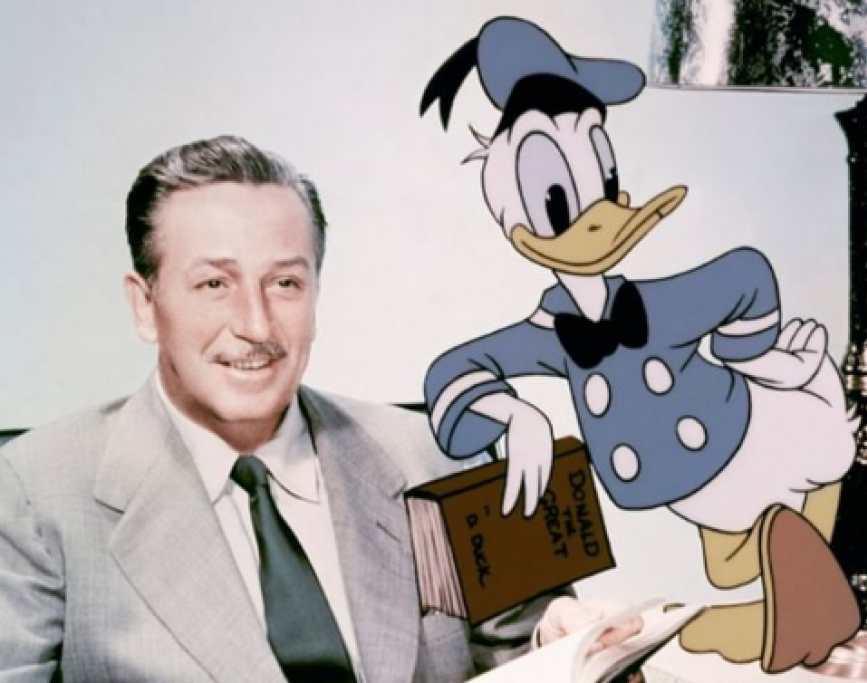 Ecco Paperino accanto al suo creatore, Walt Disney: è dalla sua penna che nacque il papero più famoso del mondo nel 1934.