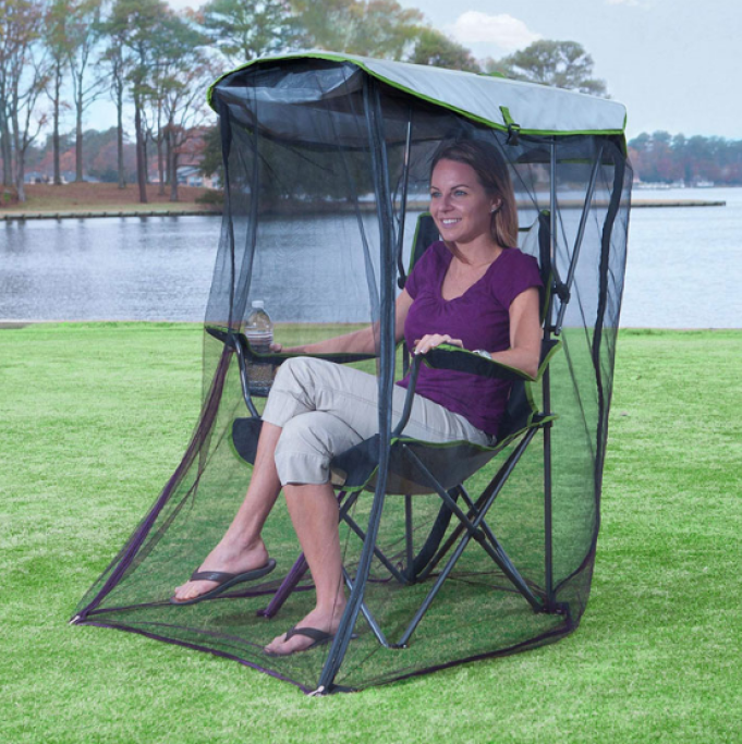 La Kelsyus Canopy Chair è una normale e comoda sedia, ma quando la tendina viene completamente chiusa, protegge dagli insetti in qualsiasi luogo ci si