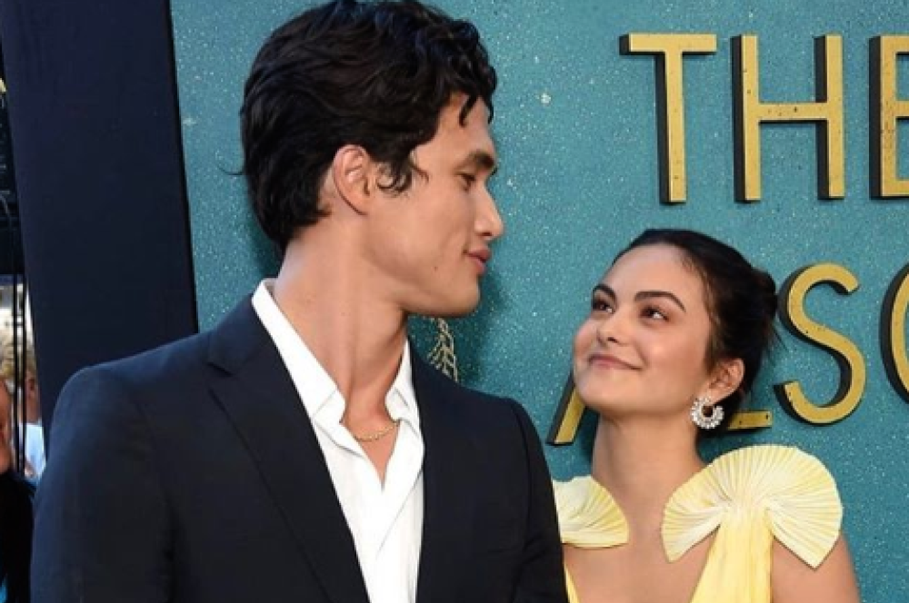 Camila Mendes e Charles Melton, anche il loro amore è sbocciato durante la serie tv "Riverdale"