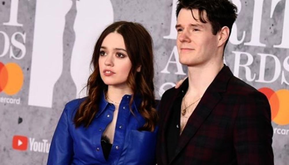 Aimee Lou Wood e Connor Swindells, galeotta fu la serie tv "Sex Education"