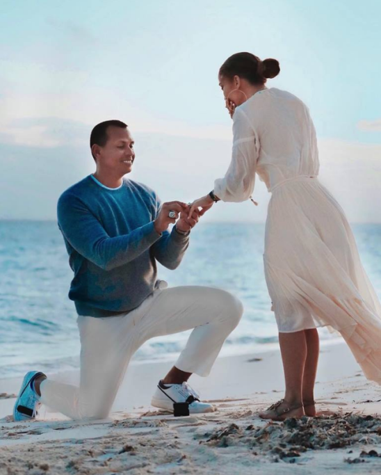 Nella vita privata Jennifer Lopez è fidanzata con l’ex giocatore di baseball Alexander Rodriguez: l’ex sportivo le ha chiesto di sposarlo a marzo 