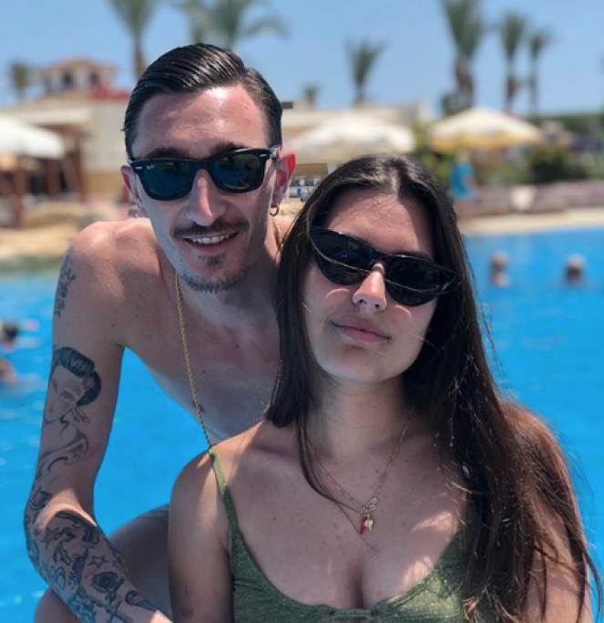 La terza coppia è quella dell’attore di Gomorra, Ciro Petrone, e della sua fidanzata Federica Caputo.