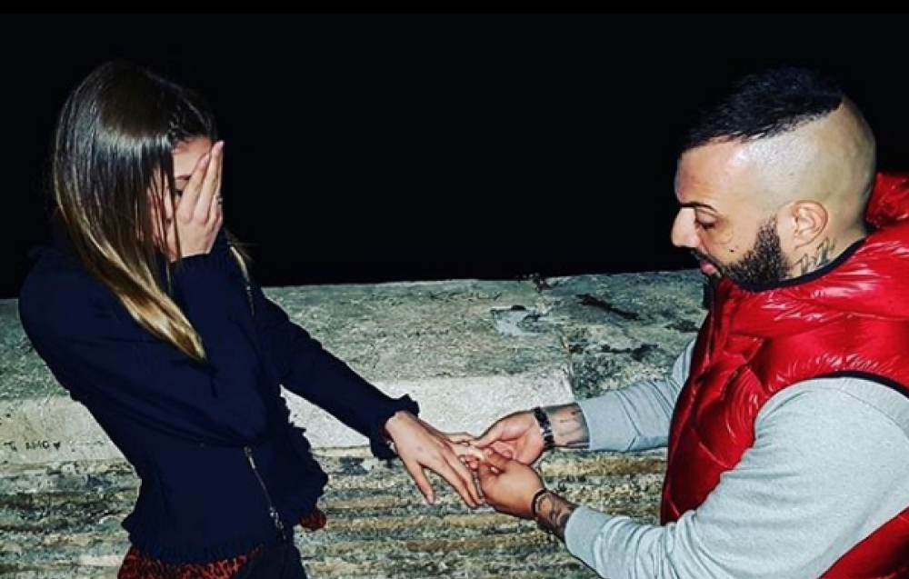 La quinta coppia è invece composta dal fenomeno del web Damiano "Er Faina" e dalla sua fidanzata Sharon. 